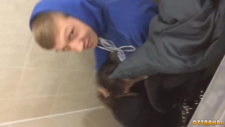 Сосёт член студенту в туалетной кабинке ПТУ