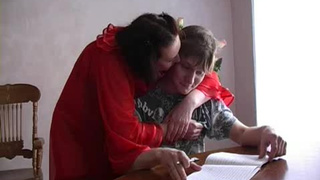 Матюрка похвалила сынка за хорошие оценки и дала полизать свою пещерку