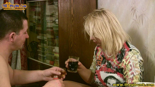 Чувак загнул рачком грудастенькую пьяную блондиночку