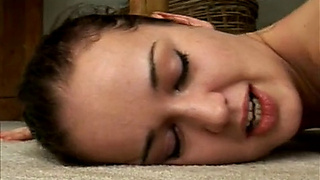 Русская неопытная брюнетка с волосатой пилоткой отдалась опытному самцу