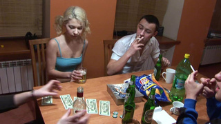 Опытные парни напоили наивную русскую девушку и развели ее на еблю