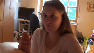 Русская супруга любит сосать разные члены - порно подборка