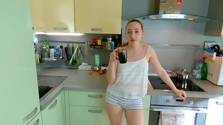 Похотливая вторая половинка соблазнила кента дорогого, пока его не было дома