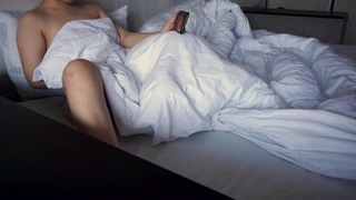 Грудастая телка смотрит порно и теребонькает клитор в постели