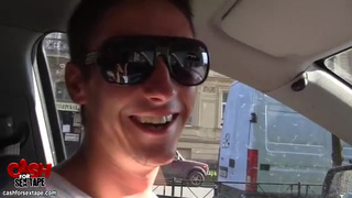 Русская чика Анжелика отменно облизывает пенис своему парню